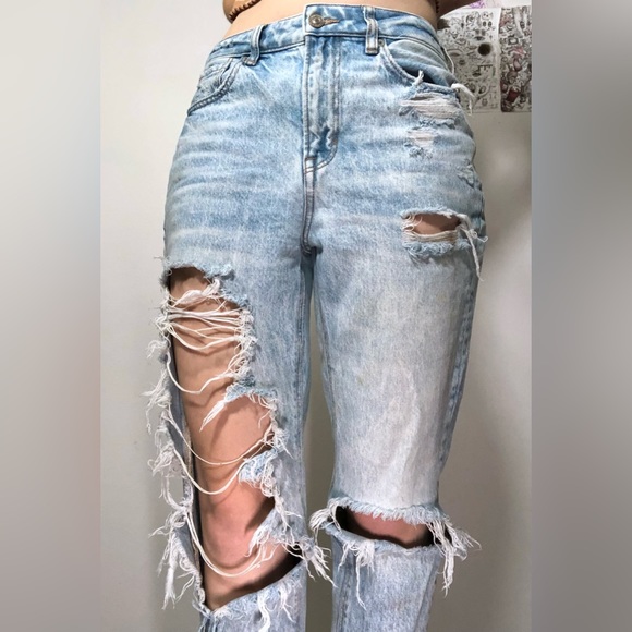 AE Distressed Mom Jean. - Picture 2 of 16